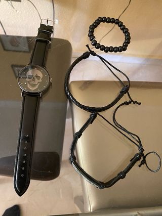 Reloj calavera y 3 pulseras