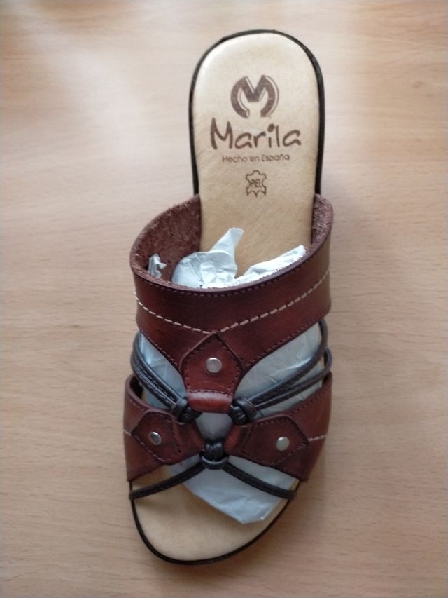 10e Sandalias piel.