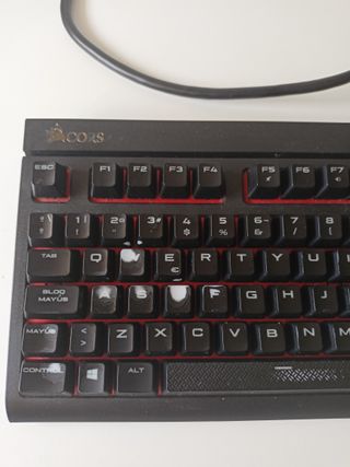 Teclado Mecánico Corsair Strafe LED Rojo Cherry MX