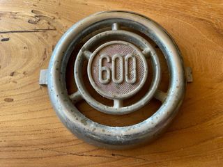 Insignia anagrama SEAT 600