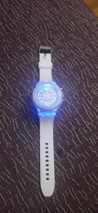Reloj pulsera luminoso nuevo
