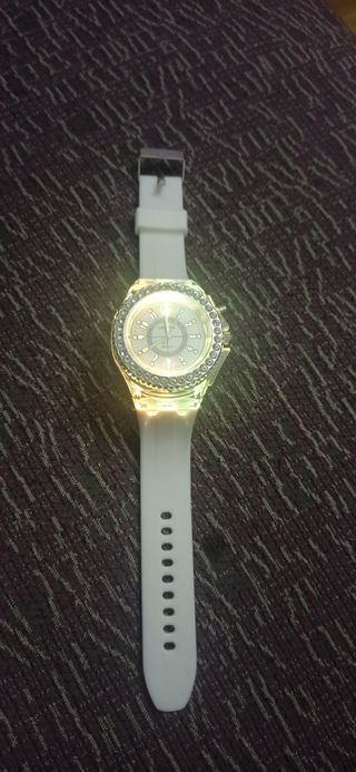 Reloj pulsera luminoso nuevo