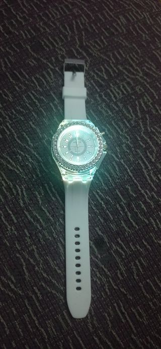 Reloj pulsera luminoso nuevo