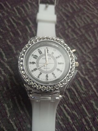 Reloj pulsera luminoso nuevo