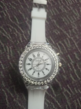 Reloj pulsera luminoso nuevo