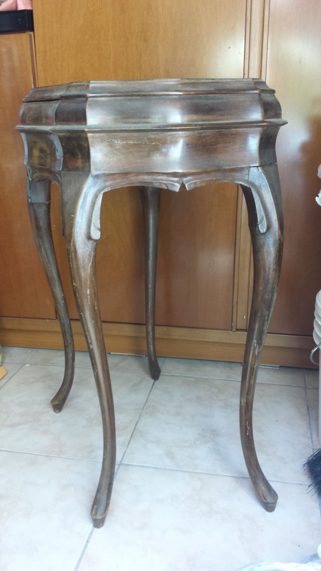 Tavolino in legno con cassetto