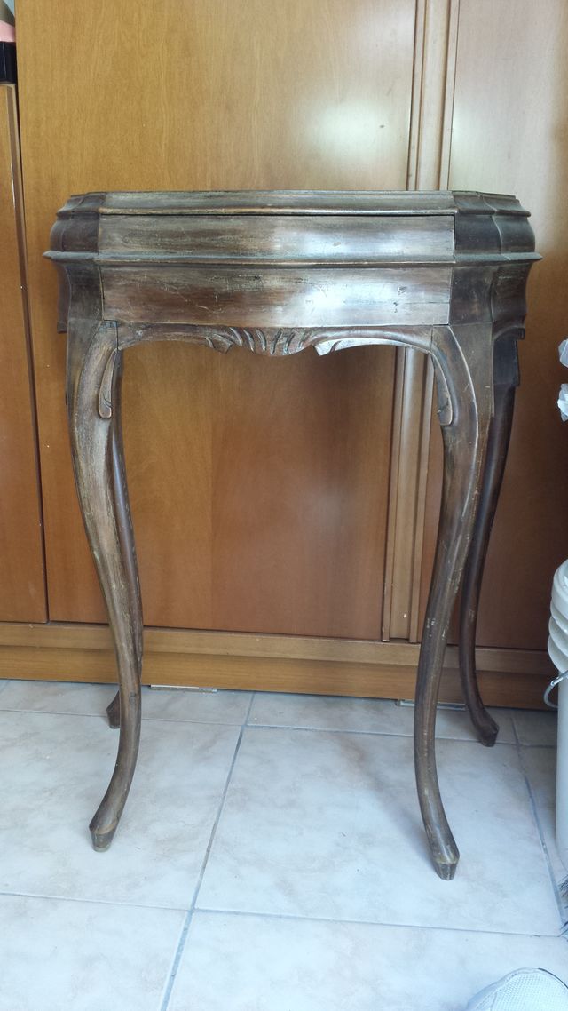 Tavolino in legno con cassetto