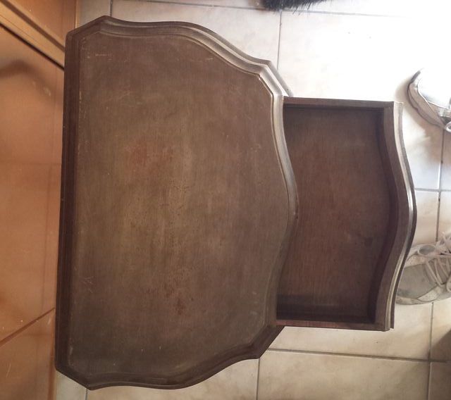 Tavolino in legno con cassetto