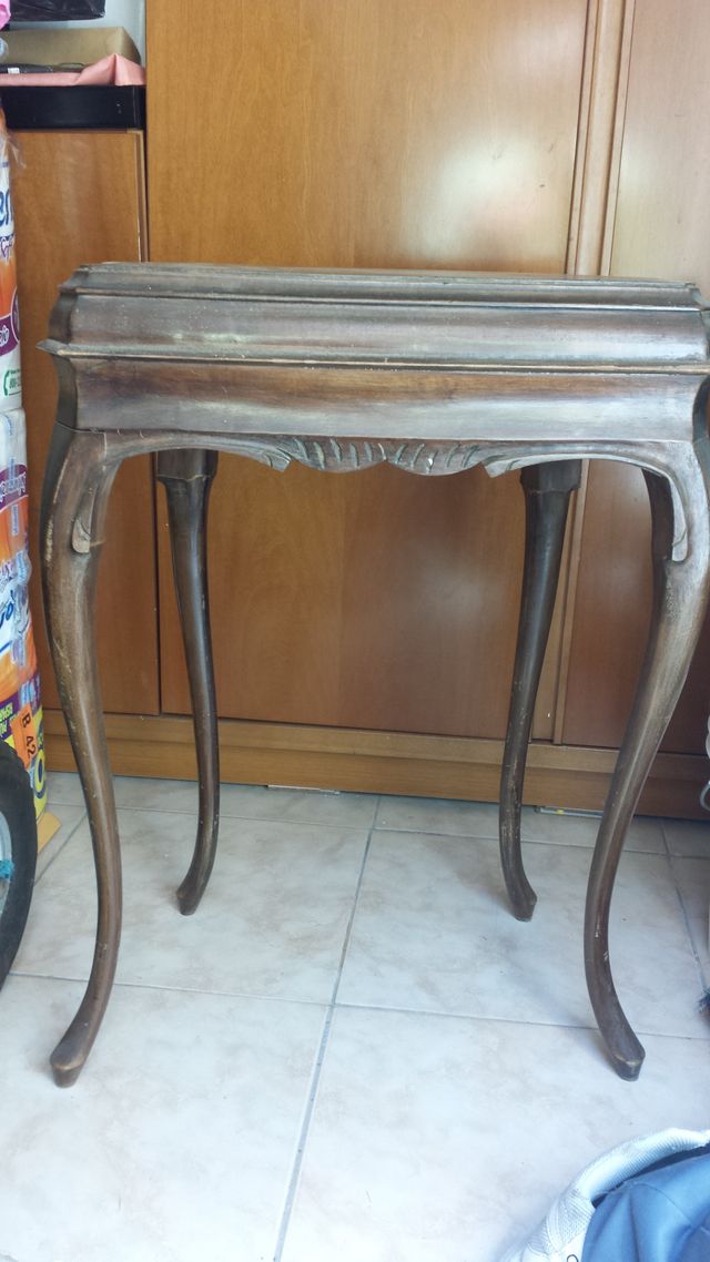 Tavolino in legno con cassetto