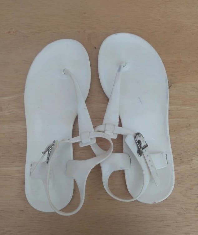 Sandalias goma mujer planas blancas.N°36.Cup's