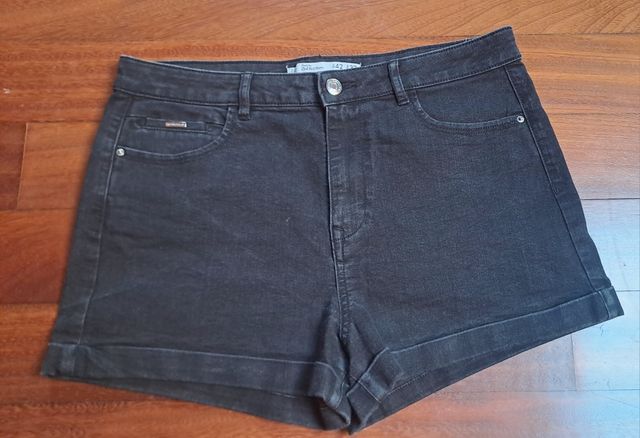 Nuovi pantaloncini basici in denim nero