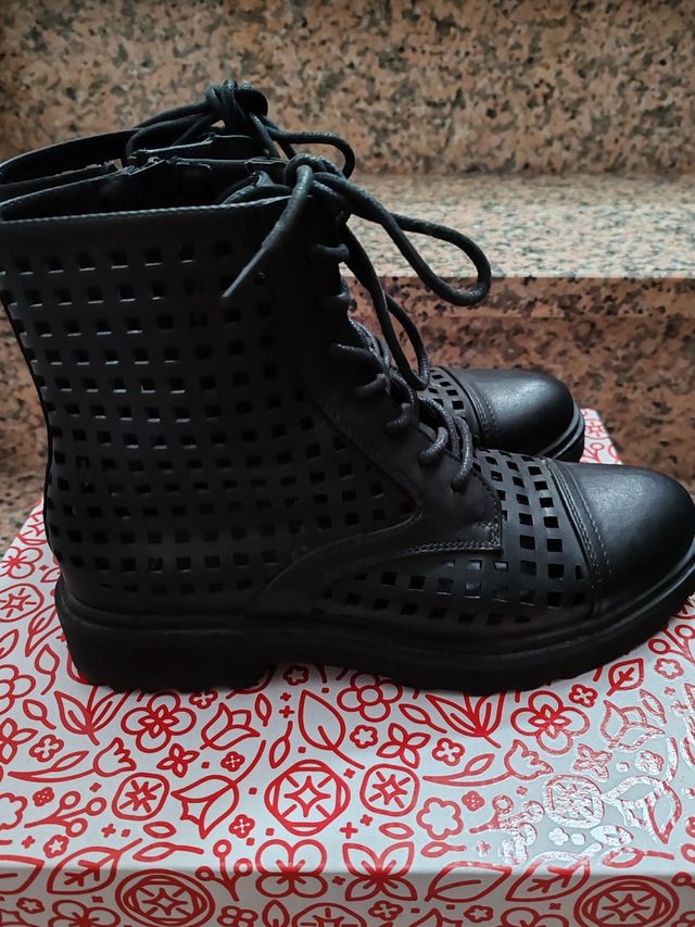 Stivaletti traforati