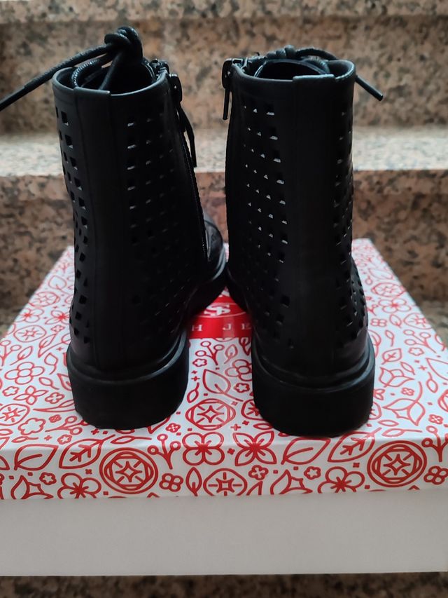 Stivaletti traforati