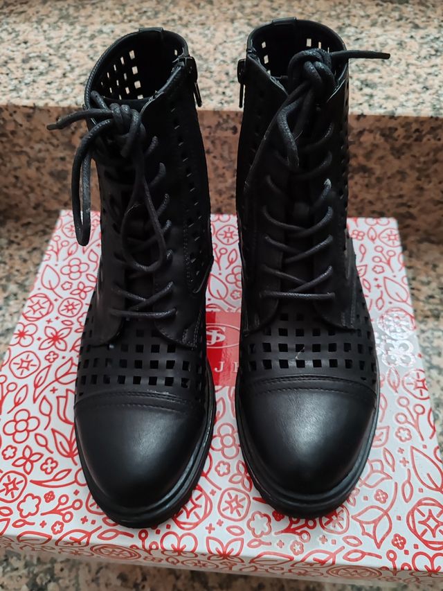 Stivaletti traforati