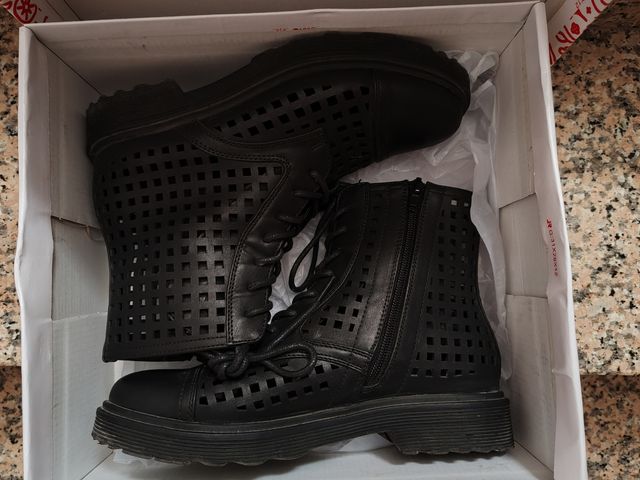 Stivaletti traforati