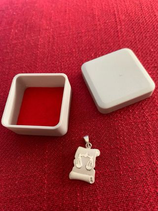 Colgante plata signo libra.