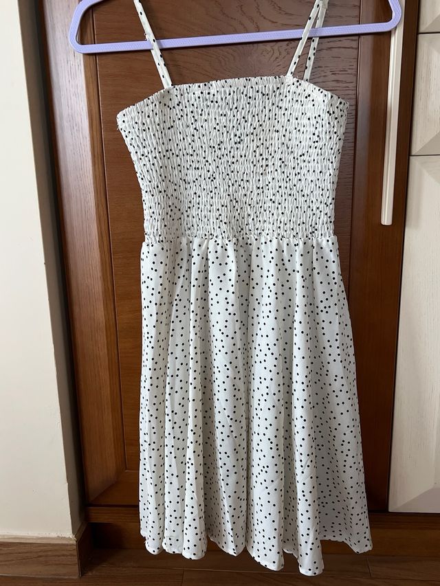 vestido de lunares y de tirantes, chica