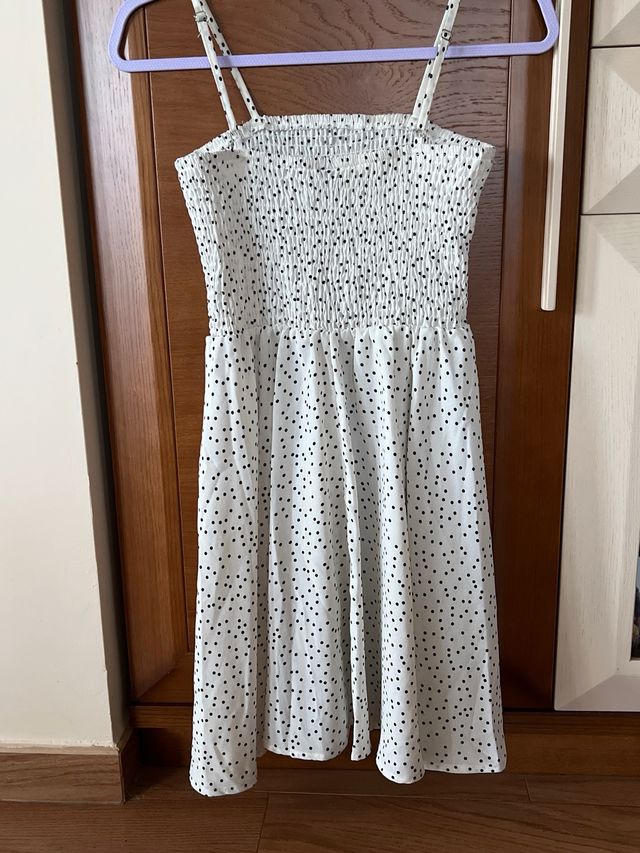 vestido de lunares y de tirantes, chica