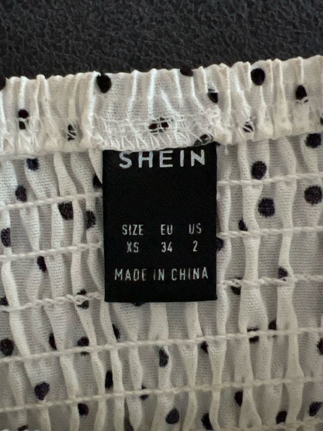 vestido de lunares y de tirantes, chica