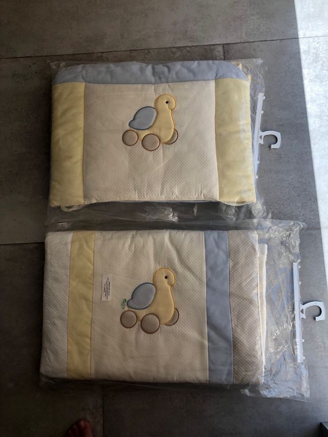 Colcha cuna + protector + cambiador.