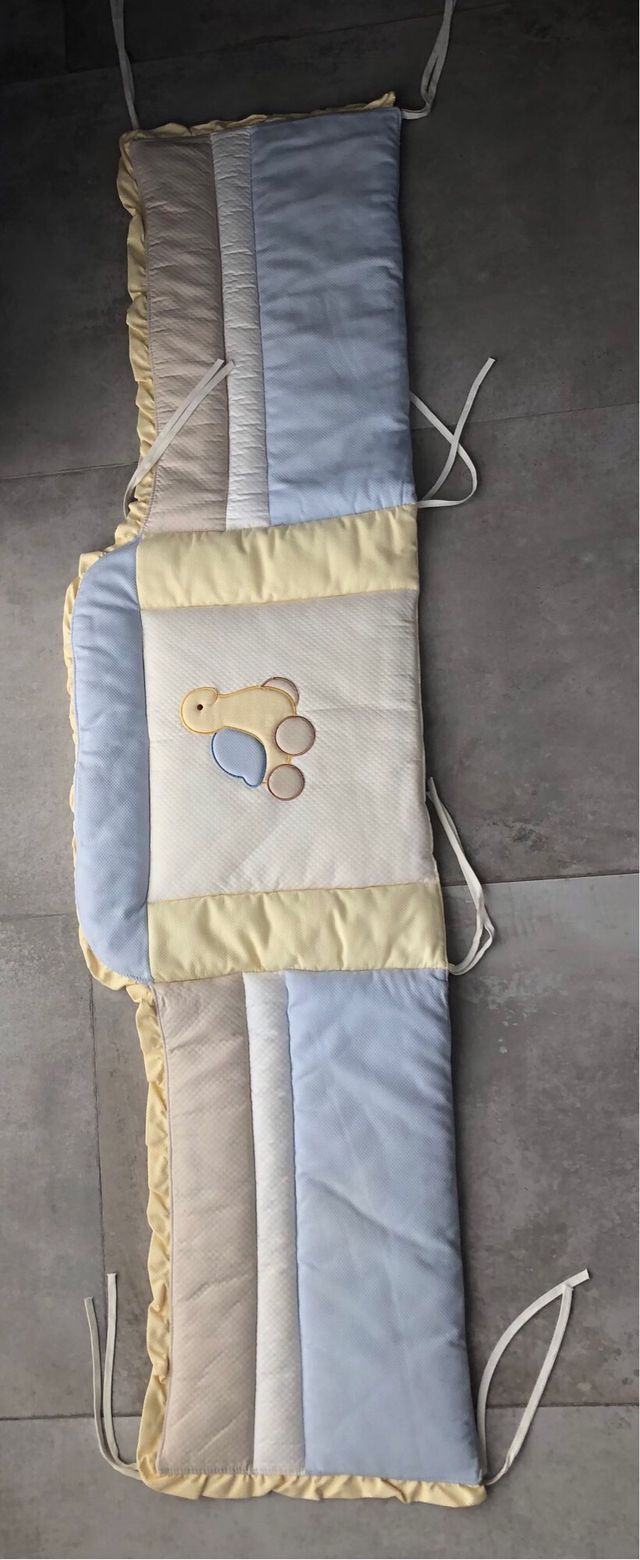 Colcha cuna + protector + cambiador.