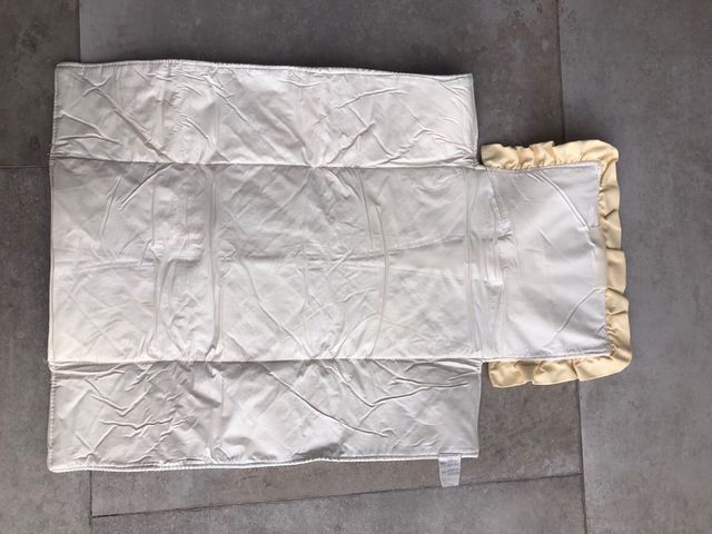 Colcha cuna + protector + cambiador.