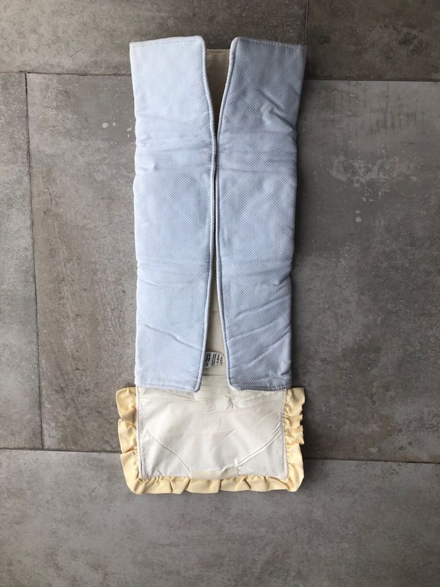 Colcha cuna + protector + cambiador.