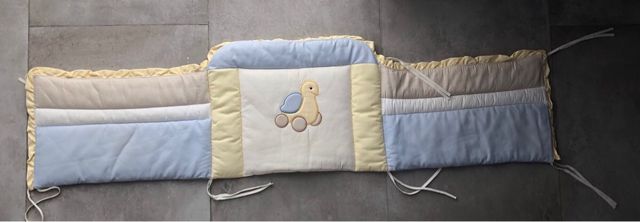 Colcha cuna + protector + cambiador.