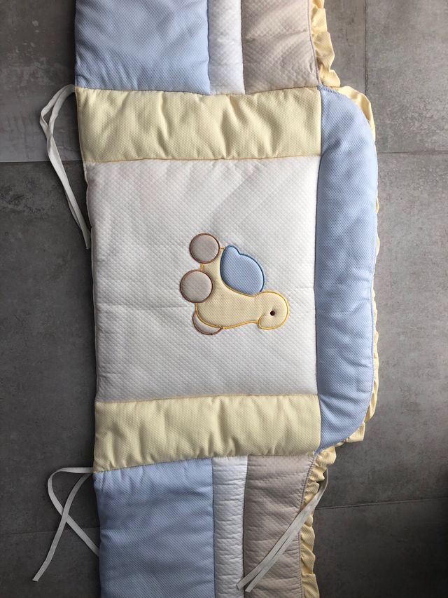 Colcha cuna + protector + cambiador.