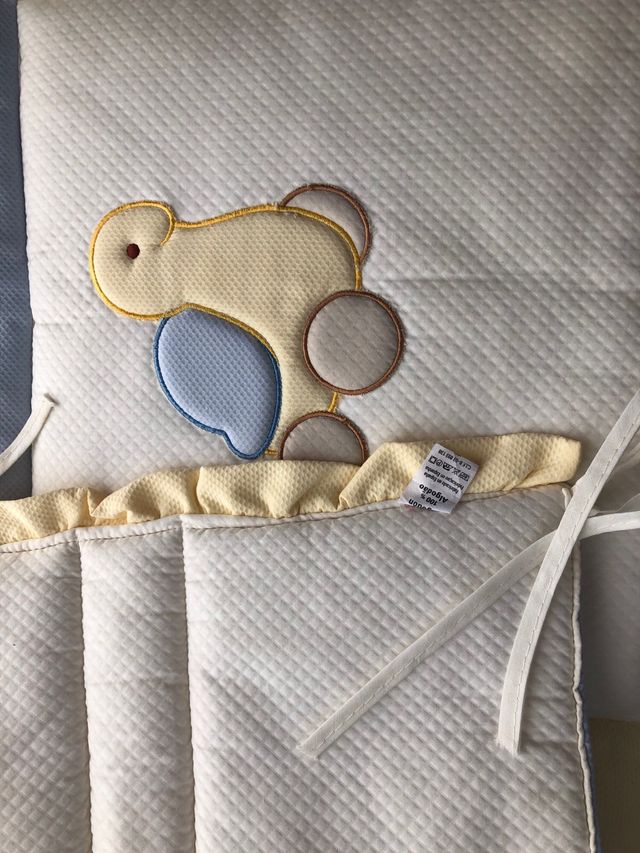 Colcha cuna + protector + cambiador.