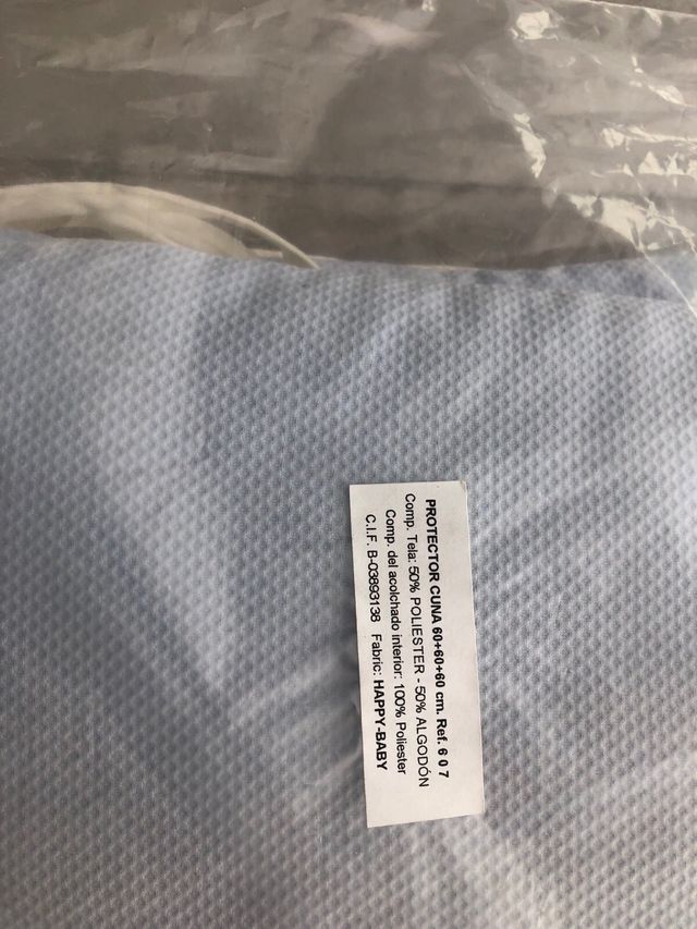 Colcha cuna + protector + cambiador.