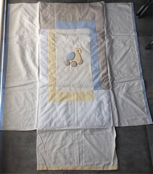 Colcha cuna + protector + cambiador.