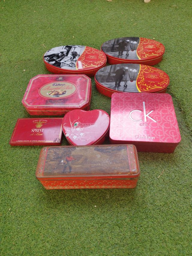 cajas rojas metálicas 