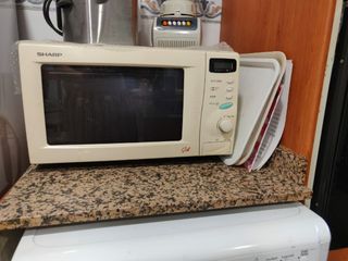 Microondas Sharp con Grill. 23 litros