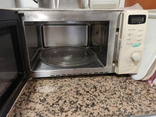 Microondas Sharp con Grill. 23 litros