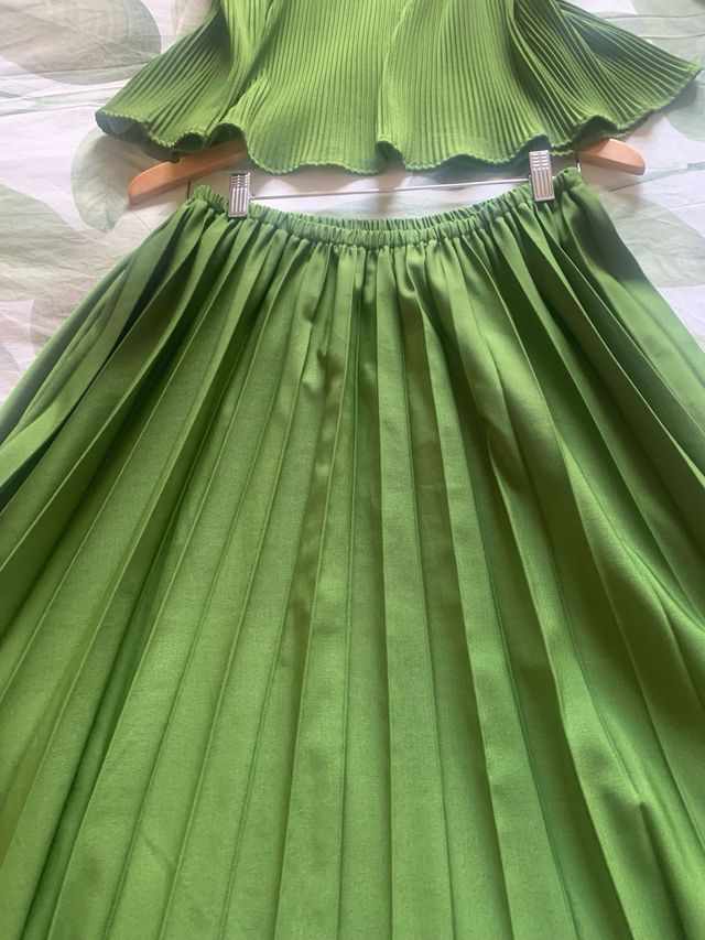 Conjunto Falda MANGO y blusa verde oscura L