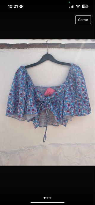 Top celeste estilo floral