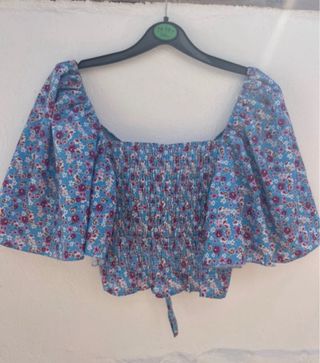Top celeste estilo floral