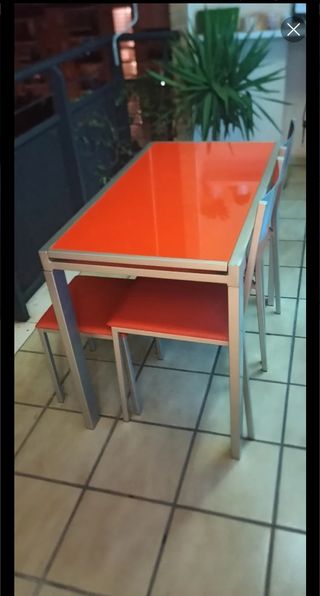 Mesa extensible, 2 sillas  y 2 taburetes
