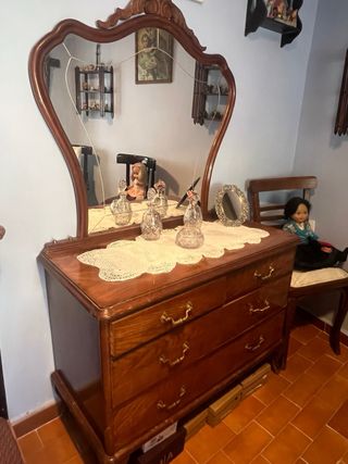 Cómoda antigua con espejo