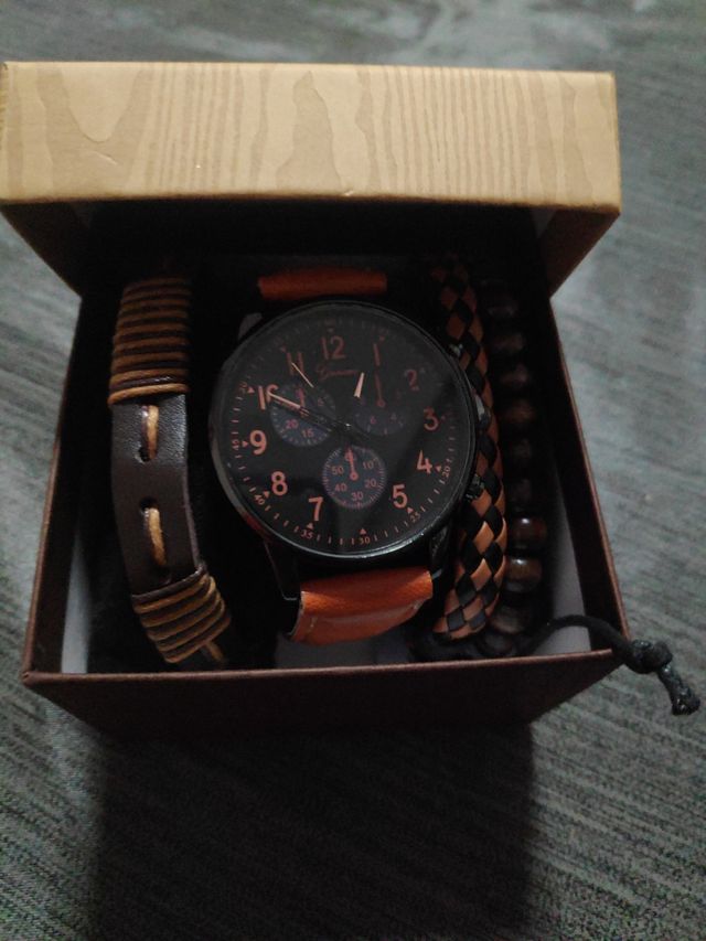 Reloj ⌚+ tres pulseras a juego marca Ge