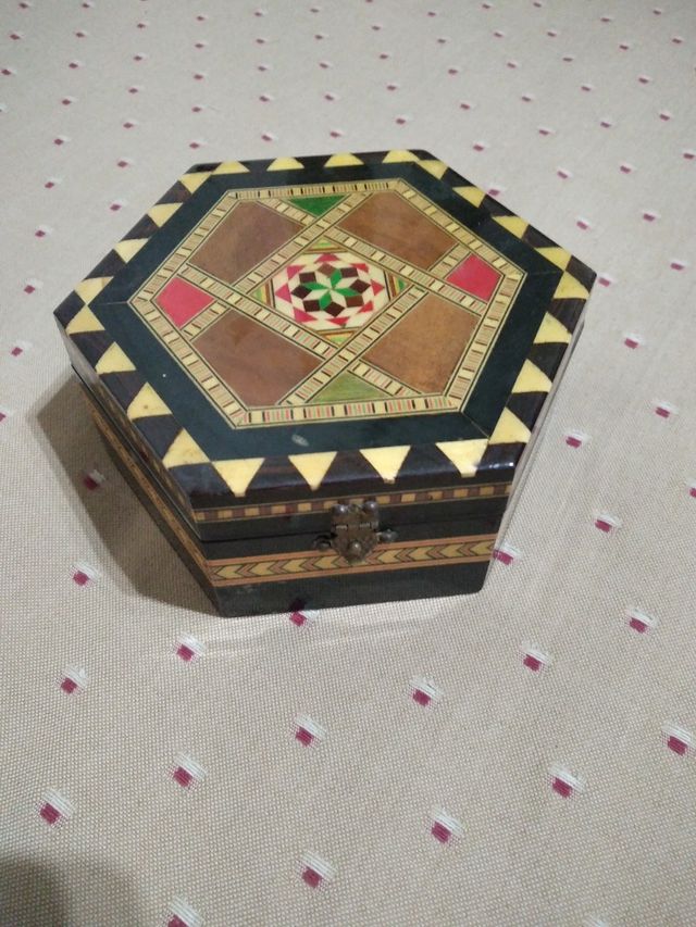 Caja exagonal de Taracea joyero