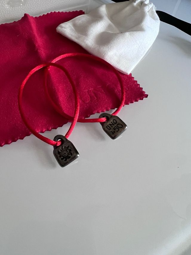 2 pulseras uno de 50 