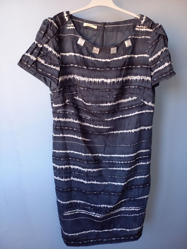 Vestido de manga corta.