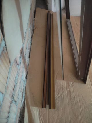 Ventana fija de aluminio marron.