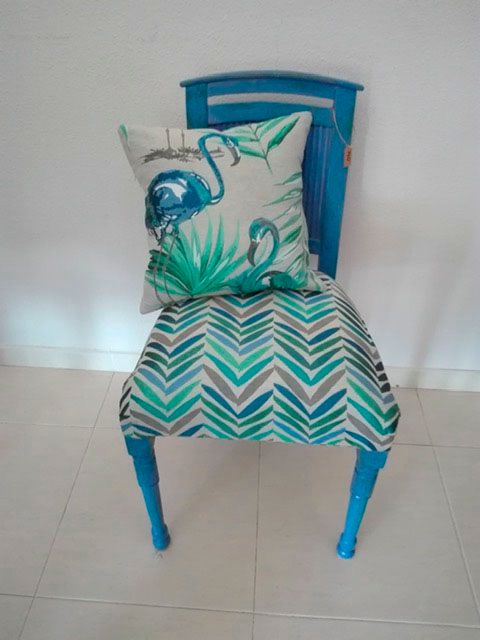 Silla restaurada y tapizada, incluye cojín