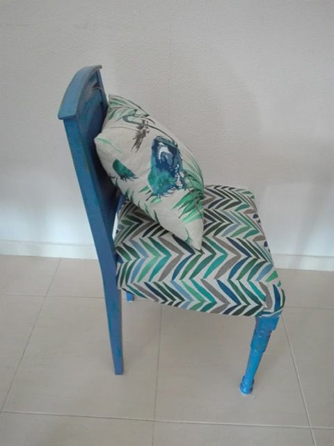 Silla restaurada y tapizada, incluye cojín