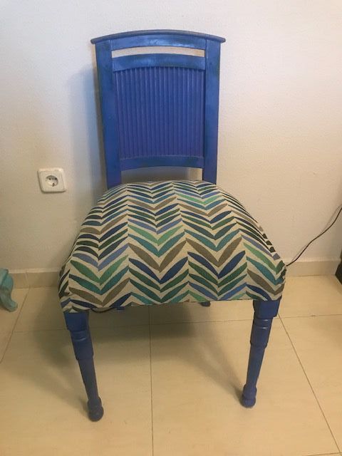 Silla restaurada y tapizada, incluye cojín