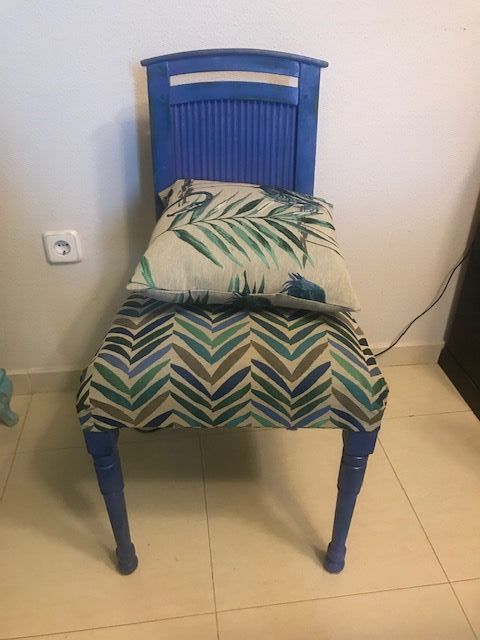 Silla restaurada y tapizada, incluye cojín