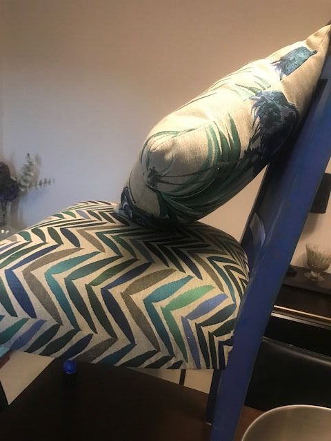 Silla restaurada y tapizada, incluye cojín